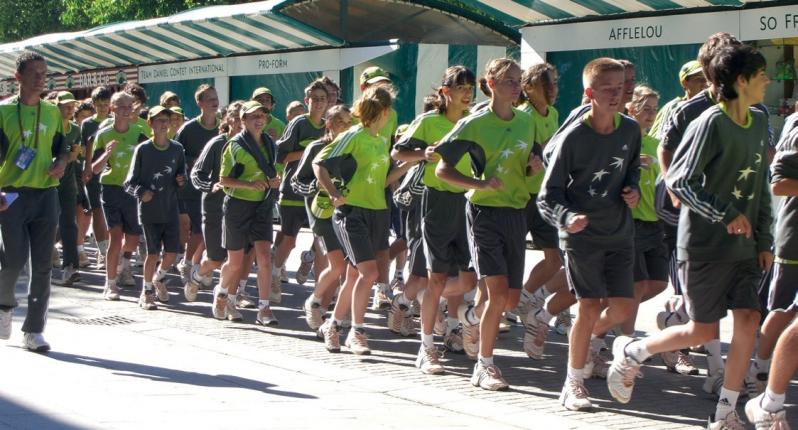 Kurz nachdem die Falken sich morgens zurückgezogen haben, kann man den Ballmädchen/-jungen beim Training zuschauen. (Foto: Jürgen Hasenkopf) Kurz nachdem die Falken sich morgens zurückgezogen haben, kann man den Ballmädchen/-jungen beim Training zuschauen. (Foto: Jürgen Hasenkopf)