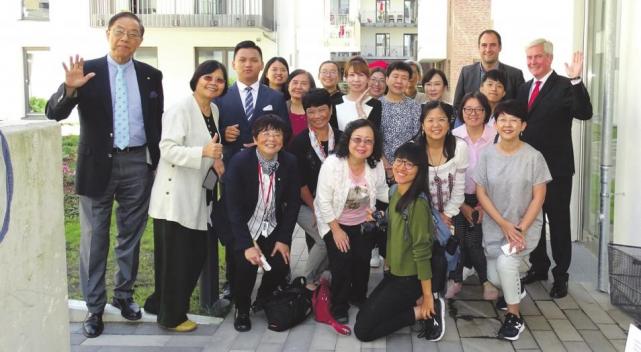 Unterwegs auf Studienreise zu innovativen Sozialprojekten: Besucher aus Taiwan im neuen Hartwig-Hesse-Quartier – mit Maik Greb und Sebastian von Meer (hinten rechts) Foto: Haas Unterwegs auf Studienreise zu innovativen Sozialprojekten: Besucher aus Taiwan im neuen Hartwig-Hesse-Quartier – mit Maik Greb und Sebastian von Meer (hinten rechts) Foto: Haas
