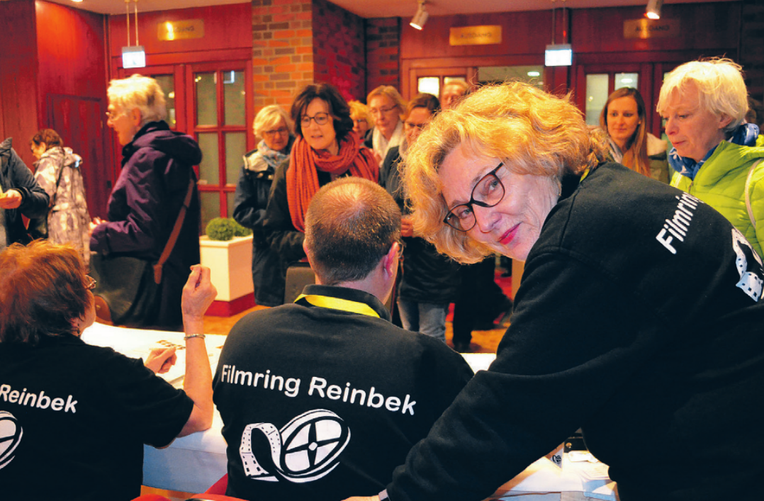 Viele Besucher hatten rechtzeitig die Karten gekauft, sodass der Andrang an der Kasse mit Marina Umlauff und ihren Mitstreitern nicht so groß war Foto: Dörte Hoffmann Viele Besucher hatten rechtzeitig die Karten gekauft, sodass der Andrang an der Kasse mit Marina Umlauff und ihren Mitstreitern nicht so groß war Foto: Dörte Hoffmann