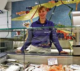 Andrea Detlefsen verkauft bei Mimi Kirchner Fischgenuss in höchster Qualität Foto: Bieber Andrea Detlefsen verkauft bei Mimi Kirchner Fischgenuss in höchster Qualität Foto: Bieber