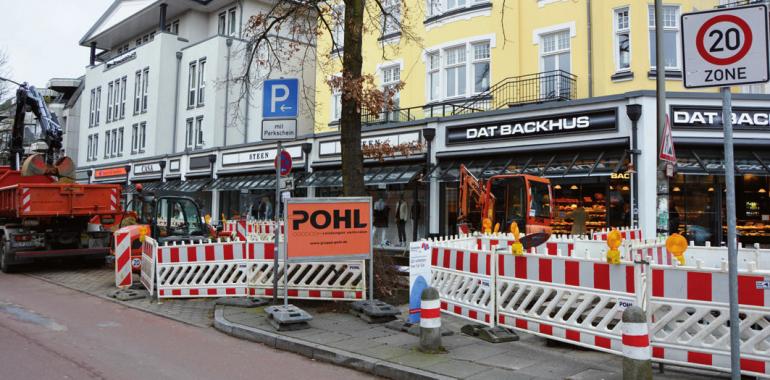 Selten hat man so viele Arbeiter auf Baustellen gesehen (hinten, rechts). Weiter so!