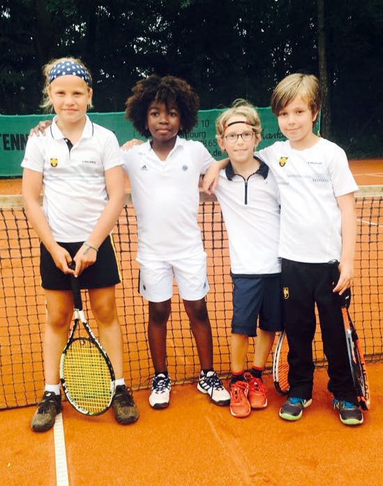 Die stolze U9 des HTHC nach ihrem 6:0 Sieg gegen den UHC. (Foto: Yenilmez) Die stolze U9 des HTHC nach ihrem 6:0 Sieg gegen den UHC. (Foto: Yenilmez)