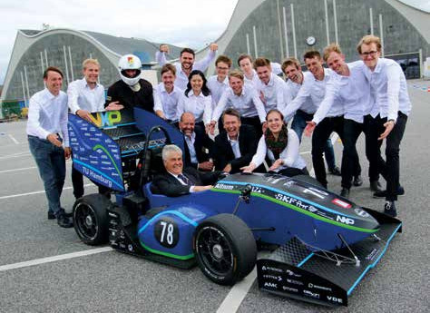 Ein begeisterter Wirtschaftssenator im Kreis der Studenten und Professoren der TU-Harburg  Foto: e-gnition Ein begeisterter Wirtschaftssenator im Kreis der Studenten und Professoren der TU-Harburg  Foto: e-gnition