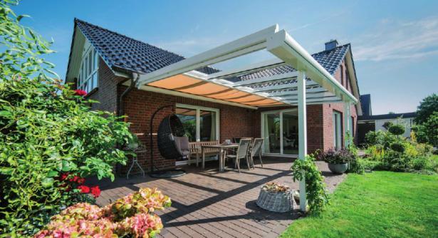 Terrassendächer von C&L lassen sich sogar stilvoll mit einer Markise kombinieren FOTO: HELGE HAMMERMANN