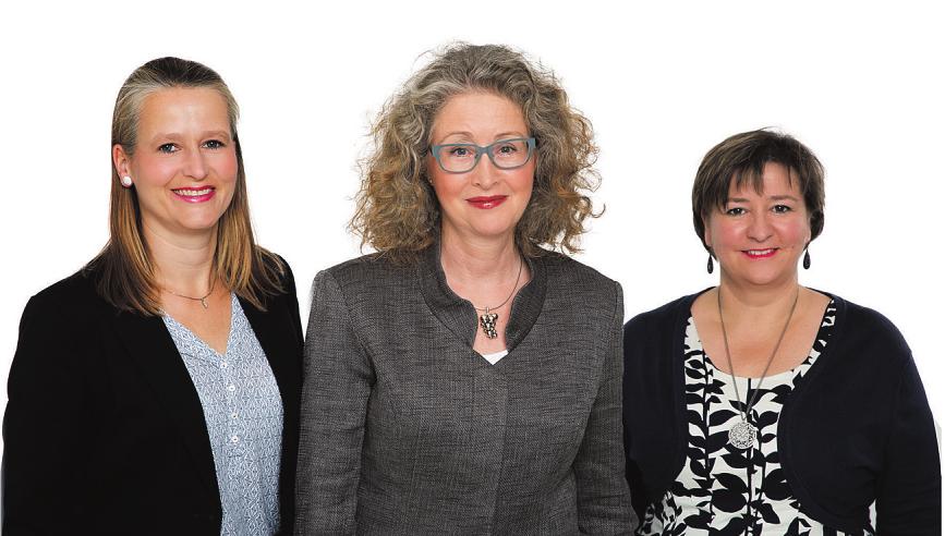 Am Tag der offenen Tür begrüßen Ulrike Högerle (v. l.), Beate Wierhake und Yvonne Müller im Rosenhof Ahrensburg die Gäste Foto: Rosenhof Am Tag der offenen Tür begrüßen Ulrike Högerle (v. l.), Beate Wierhake und Yvonne Müller im Rosenhof Ahrensburg die Gäste Foto: Rosenhof