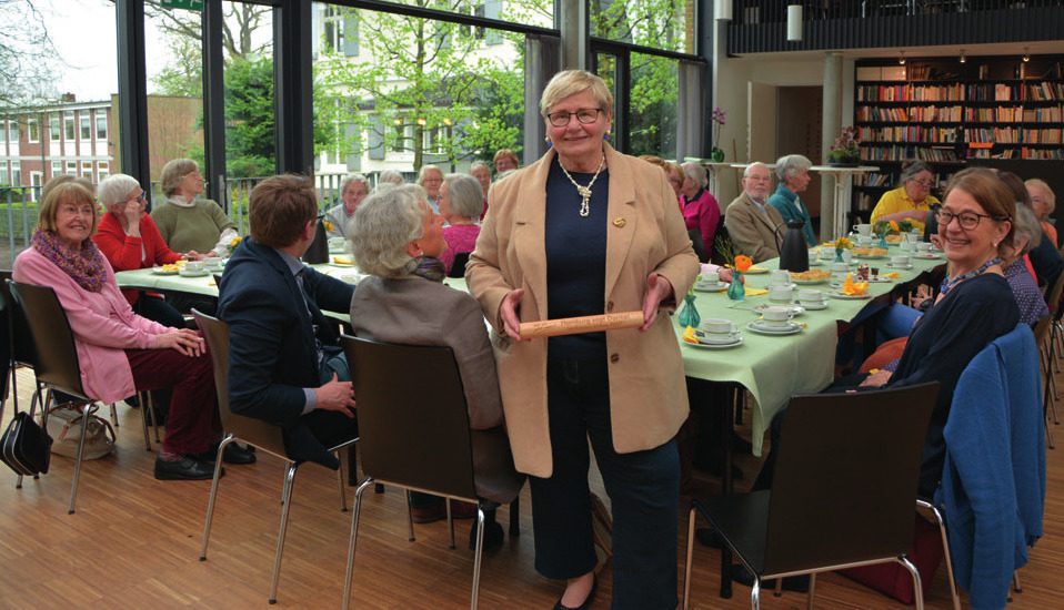 Bärbel Kolozei mit Gemeindemitgliedern beim mittwöchlichen Kaffee-Treffen