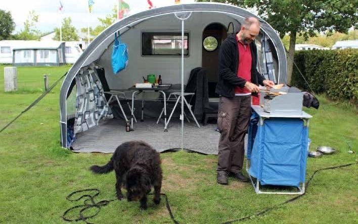 Mit einem Vorzelt lässt sich die „Wohnfläche“ von Wohnwagen und Wohnmobil meist mit wenigen Handgriffen verdoppeln. Foto: privat Mit einem Vorzelt lässt sich die „Wohnfläche“ von Wohnwagen und Wohnmobil meist mit wenigen Handgriffen verdoppeln. Foto: privat