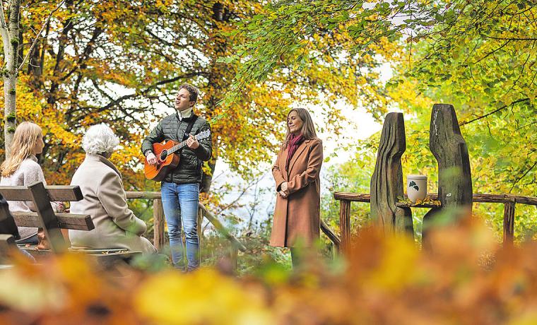 Im FriedWald sind die Gräber schlicht und naturnah. Grabschmuck gibt es nicht. Ein Namensschild am Baum macht auf die Grabstätte aufmerksam Im FriedWald sind die Gräber schlicht und naturnah. Grabschmuck gibt es nicht. Ein Namensschild am Baum macht auf die Grabstätte aufmerksam