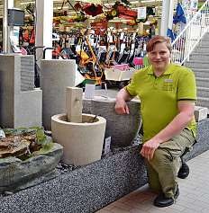 Tobias Baumann zeigt die dekorativen Brunnen, die nicht viel Platz brauchen Tobias Baumann zeigt die dekorativen Brunnen, die nicht viel Platz brauchen