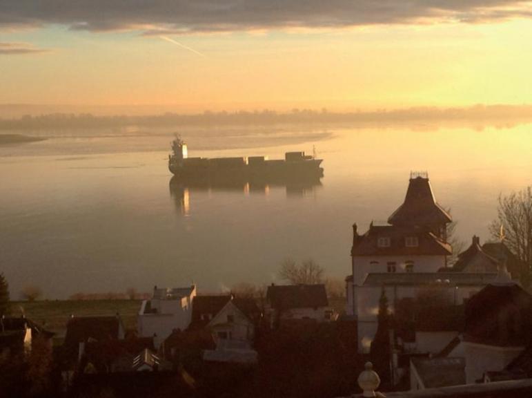 Das Containerschiff „Hanni“ vor Blankenese. FOTO: CLAUS KÜLPER