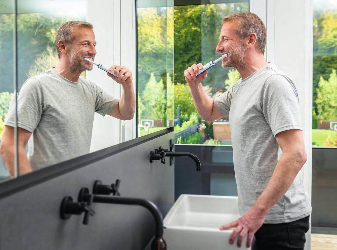 Mit einer elektrischen Zahnbürste lassen sich die Zähne einfacher pflegen, sodass eine bessere Mundhygiene erzielt wird Foto: proDente Mit einer elektrischen Zahnbürste lassen sich die Zähne einfacher pflegen, sodass eine bessere Mundhygiene erzielt wird Foto: proDente