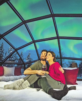 Polarlichter beobachten unter dem Glasdach eines Iglus Polarlichter beobachten unter dem Glasdach eines Iglus