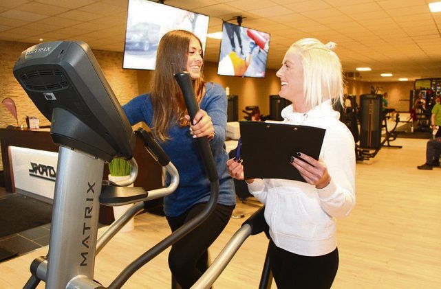 Unter fachkundiger und freundlicher Anleitung geht es im Sports Club Ahrensburg leicht zur Strandfigur Foto: Sports Club Unter fachkundiger und freundlicher Anleitung geht es im Sports Club Ahrensburg leicht zur Strandfigur Foto: Sports Club