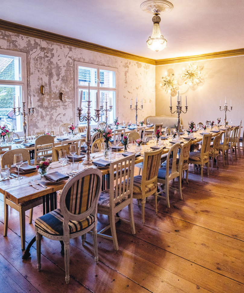 Der Saal im Klosterschätzchen erstrahlt im Shabby-Chic-Look und macht mit festlich eingedeckter Tafel Lust auf Feiern wie zum Beispiel Hochzeiten Foto: KOCHfabrik Der Saal im Klosterschätzchen erstrahlt im Shabby-Chic-Look und macht mit festlich eingedeckter Tafel Lust auf Feiern wie zum Beispiel Hochzeiten Foto: KOCHfabrik