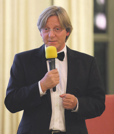Thomas Meyer bedankt sich für die Spenden für die ALS-Ambulanz.