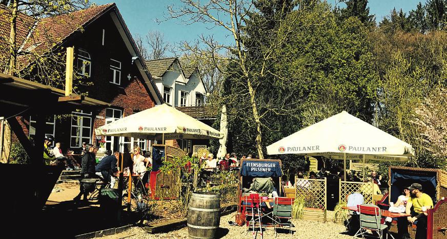 Hinter dem roten Backsteinhaus liegt ein großzügiger Sommergarten mit Außentresen und Kinderspielplatz Hinter dem roten Backsteinhaus liegt ein großzügiger Sommergarten mit Außentresen und Kinderspielplatz