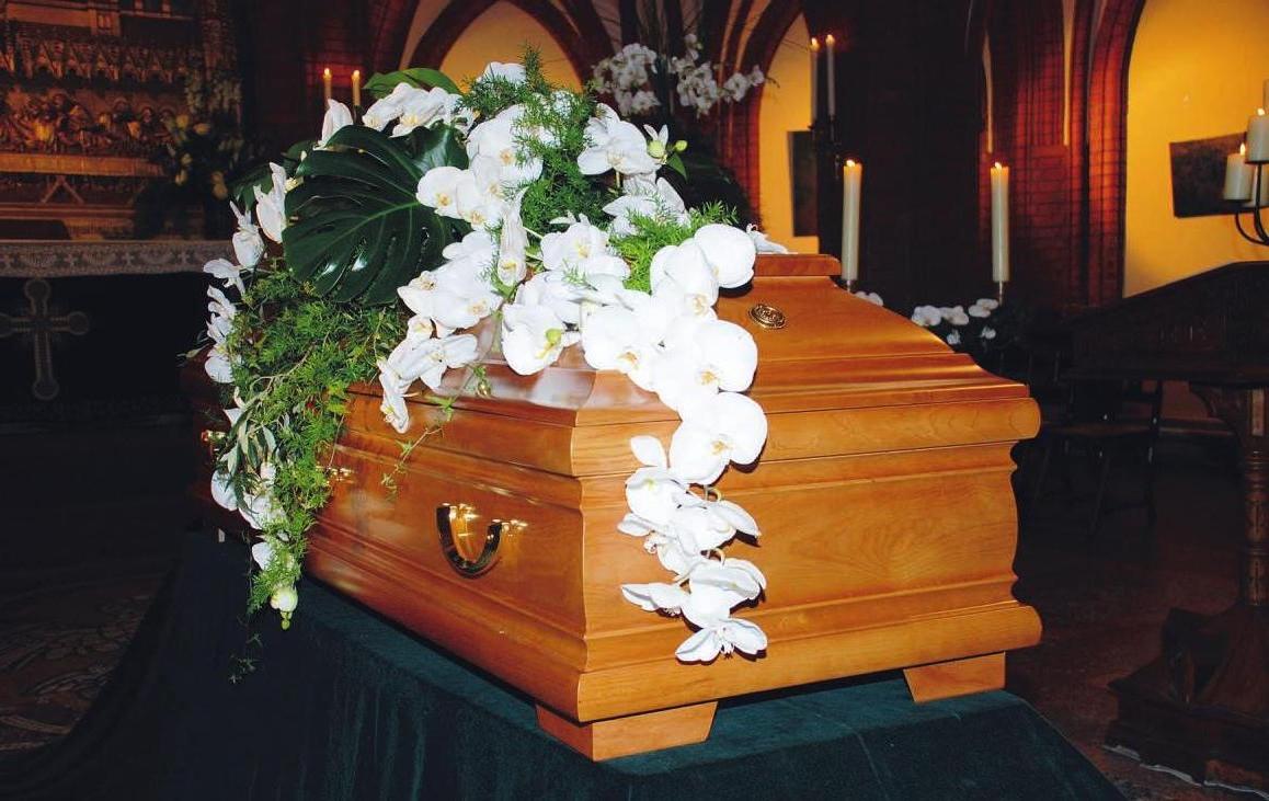 Für die würdevolle und einfühlsame Bestattung eines lieben Angehörigen sind die Bestatter in und um Hamburg kompetente, erfahrene und zuverlässige Partner. Foto: Beeken Bestattung Für die würdevolle und einfühlsame Bestattung eines lieben Angehörigen sind die Bestatter in und um Hamburg kompetente, erfahrene und zuverlässige Partner. Foto: Beeken Bestattung