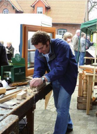 Torsten Speer stellt sein traditionelles Handwerk auf dem Frühlingsfest vor