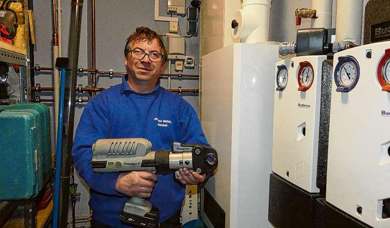 Marco Berndt-Koch zeigt eine Profi-Pressmaschine, mit der Wasserleitungen verbunden werden Foto: Rutke Marco Berndt-Koch zeigt eine Profi-Pressmaschine, mit der Wasserleitungen verbunden werden Foto: Rutke