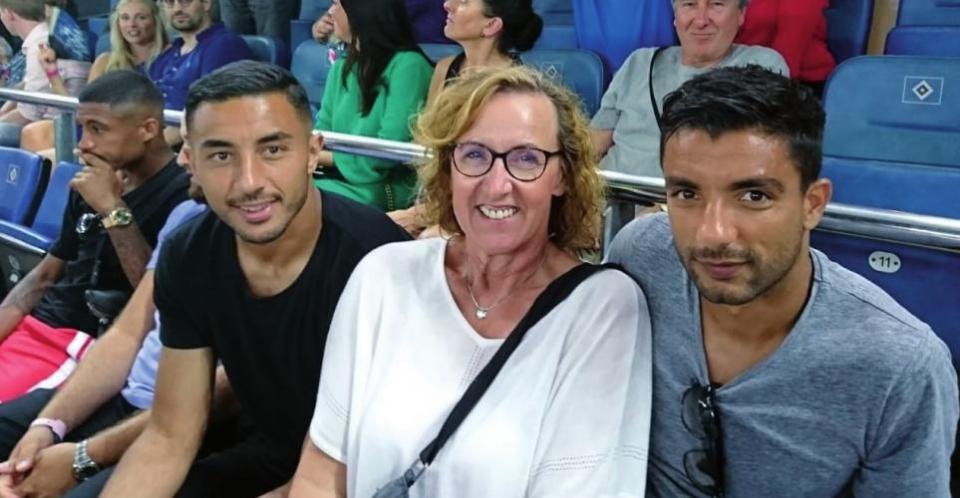 St. Pauli-Spieler Aziz Bouhaddouz (links) und Sami Allagui mit Sigrid Lukaszczyk