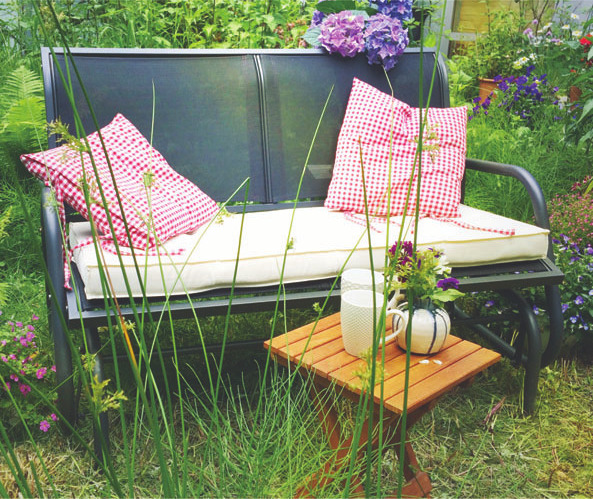 Glider Chairs, swingende Bänke