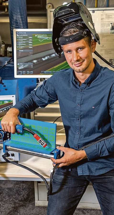 Maschinenbau-Student Sergej Fuchs übt an der HAW Hamburg mit dem digitalen Schweißgerät Heiner Köpcke Maschinenbau-Student Sergej Fuchs übt an der HAW Hamburg mit dem digitalen Schweißgerät Heiner Köpcke