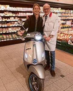 Friderike Falke freute sich zusammen mit Harald Laube über den Roller Foto: Pohl Friderike Falke freute sich zusammen mit Harald Laube über den Roller Foto: Pohl