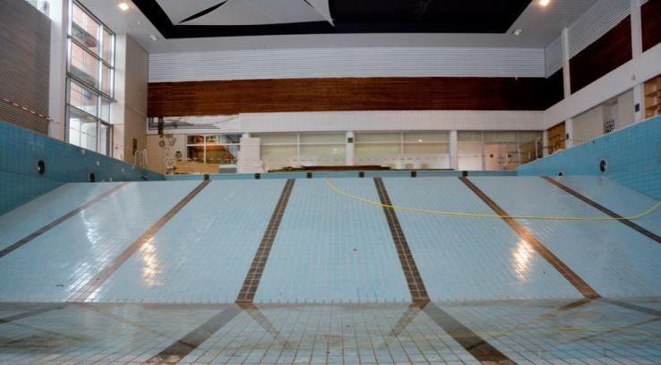 Ein seltener Anblick: Das leere Schwimmbecken in der Simrockstraße