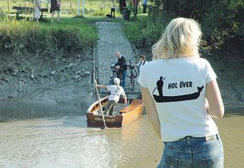 „Hol över!“ Das ist der Ruf, mit dem man den Fährmann bittet, einen mit der Fähre Kronsnest überzusetzen „Hol över!“ Das ist der Ruf, mit dem man den Fährmann bittet, einen mit der Fähre Kronsnest überzusetzen