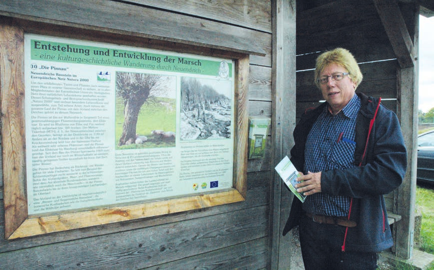 Neuendeichs Bürgermeister Reinhard Pliquet freut sich, dass der kulturhistorische Wanderweg durch seinen Ort so gut angenommen wird Foto: Kuno Klein Neuendeichs Bürgermeister Reinhard Pliquet freut sich, dass der kulturhistorische Wanderweg durch seinen Ort so gut angenommen wird Foto: Kuno Klein