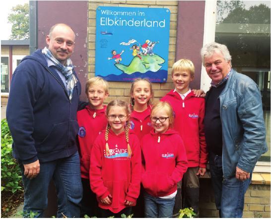 Schulleiter der Elbkinder Grundschule Stephan Pauli, Elbkinder und Rolf Zuckowski