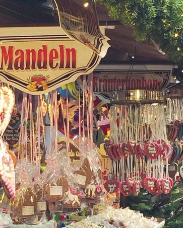 Gebrannte Mandeln, Lebkuchenherzen, Schmalzgebäck und Liebesäpfel lassen winterliche Stimmung auf dem Drosteivorplatz aufkommen Gebrannte Mandeln, Lebkuchenherzen, Schmalzgebäck und Liebesäpfel lassen winterliche Stimmung auf dem Drosteivorplatz aufkommen