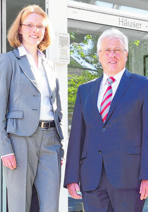 Britta Zimmermann (Dipl. Immobilienwirtin (DIA)) und Wilhelm Zimmermann (Inhaber) freuen sich auf Ihre Anmeldung! Britta Zimmermann (Dipl. Immobilienwirtin (DIA)) und Wilhelm Zimmermann (Inhaber) freuen sich auf Ihre Anmeldung!