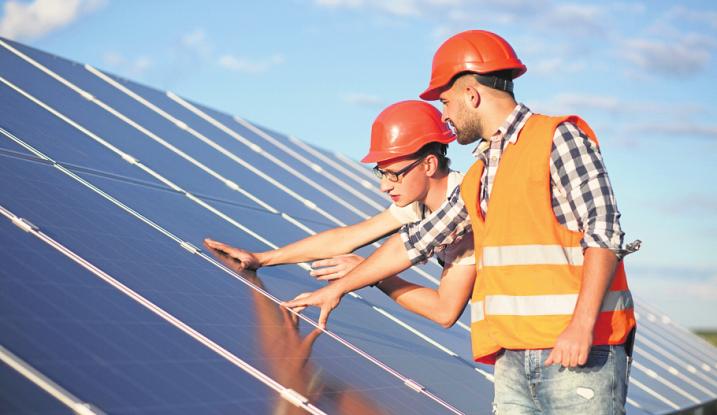Ein Job mit Zukunft: Solartechniker begutachten eine Photovoltaikanlage – ein wichtiger Baustein der Energiewende. Foto: Lipik Stock Media/Shutterstock Ein Job mit Zukunft: Solartechniker begutachten eine Photovoltaikanlage – ein wichtiger Baustein der Energiewende. Foto: Lipik Stock Media/Shutterstock