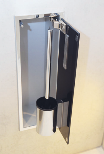 Hinter einer Fliese mit Tür verschwindet diese Toilettenbürste in der Wand des Badezimmers Hinter einer Fliese mit Tür verschwindet diese Toilettenbürste in der Wand des Badezimmers