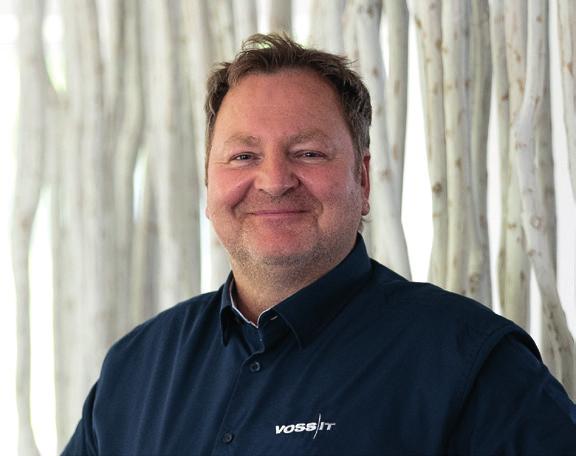 Carsten Voß hat innerhalb von 15 Jahren aus einer One-Man-Show für Computerlösungen ein mittelständisches Systemhaus gemacht, in dem viele junge Talente arbeiten – seit einem Monat im Neubau im Frederikspark. Fotos: Voss IT Carsten Voß hat innerhalb von 15 Jahren aus einer One-Man-Show für Computerlösungen ein mittelständisches Systemhaus gemacht, in dem viele junge Talente arbeiten – seit einem Monat im Neubau im Frederikspark. Fotos: Voss IT