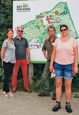 PIA-Teamleiterin Joanna Pastula, Geschäftsführer Gut Karlshöhe Dieter Ohnesorge, PIA-Arbeitsbegleiter Matthias Neyer, Jana-Maria Wolf (v.l.n.r.) PIA-Teamleiterin Joanna Pastula, Geschäftsführer Gut Karlshöhe Dieter Ohnesorge, PIA-Arbeitsbegleiter Matthias Neyer, Jana-Maria Wolf (v.l.n.r.)