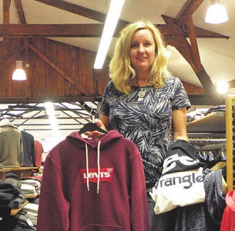 Carina Jungs berät Herren beim Jeans- und Pullover-Kauf Carina Jungs berät Herren beim Jeans- und Pullover-Kauf