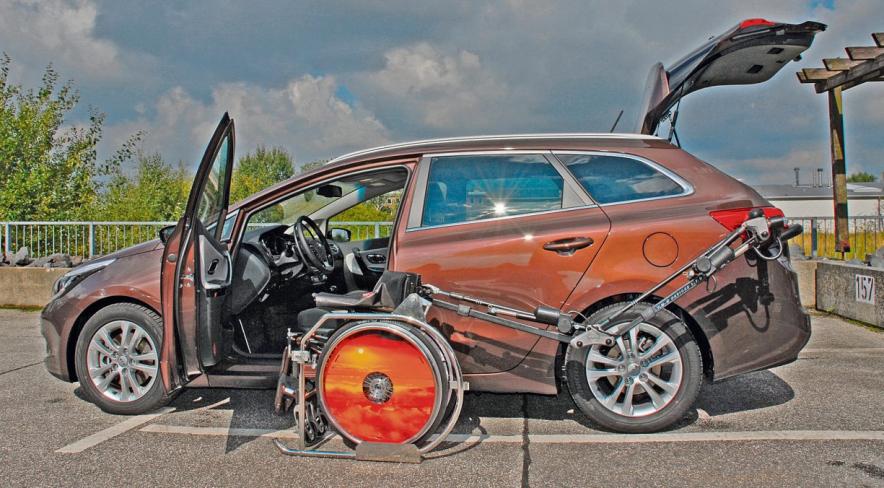 Eine Ladehilfe ermöglicht das problemfreie Verladen des Faltrollstuhls Fotos: ASP Eine Ladehilfe ermöglicht das problemfreie Verladen des Faltrollstuhls Fotos: ASP