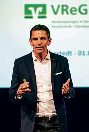 Ehrengast und Fifa-Schiedsrichter Deniz Aytekin begeisterte auf der Versammlung das Publikum. Ehrengast und Fifa-Schiedsrichter Deniz Aytekin begeisterte auf der Versammlung das Publikum.