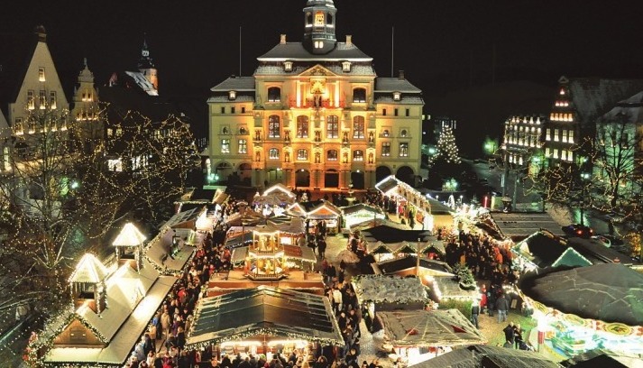 Der große Lüneburger Weihnachtsmarkt vor dem Rathaus. Foto: Lüneburg Marketing Der große Lüneburger Weihnachtsmarkt vor dem Rathaus. Foto: Lüneburg Marketing