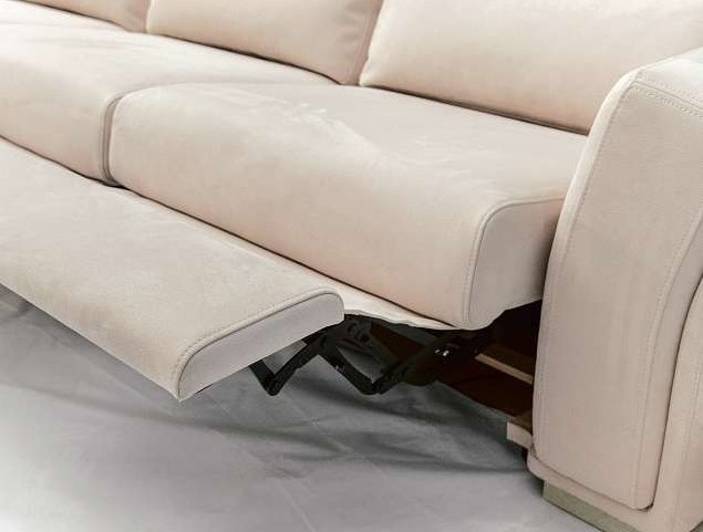 Beinstütze ausfahren, Sitzrichtung drehen … viele Sofas lassen sich nach dem eigenen Bedürfnis verändern. Foto: Alexander Kazharski/Adobe Stock Beinstütze ausfahren, Sitzrichtung drehen … viele Sofas lassen sich nach dem eigenen Bedürfnis verändern. Foto: Alexander Kazharski/Adobe Stock