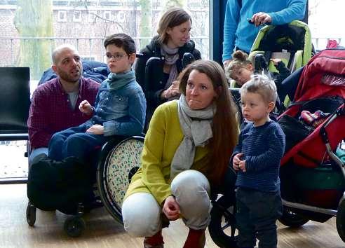 Egal, ob mit oder ohne Rollstuhl – es ist schön, dabei zu sein im ganz normalen Leben. Das wünschen sich die Eltern behinderter Kinder Fotos: du!mittendrin Egal, ob mit oder ohne Rollstuhl – es ist schön, dabei zu sein im ganz normalen Leben. Das wünschen sich die Eltern behinderter Kinder Fotos: du!mittendrin