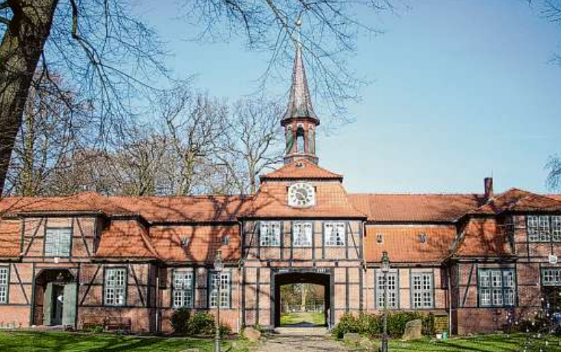 Einladendes Torhaus: In dem einst landwirtschaftlich genutzten Fachwerkgebäude finden heute Konzerte, Lesungen, Theateraufführungen, Filmabende und Ausstellungen statt Einladendes Torhaus: In dem einst landwirtschaftlich genutzten Fachwerkgebäude finden heute Konzerte, Lesungen, Theateraufführungen, Filmabende und Ausstellungen statt