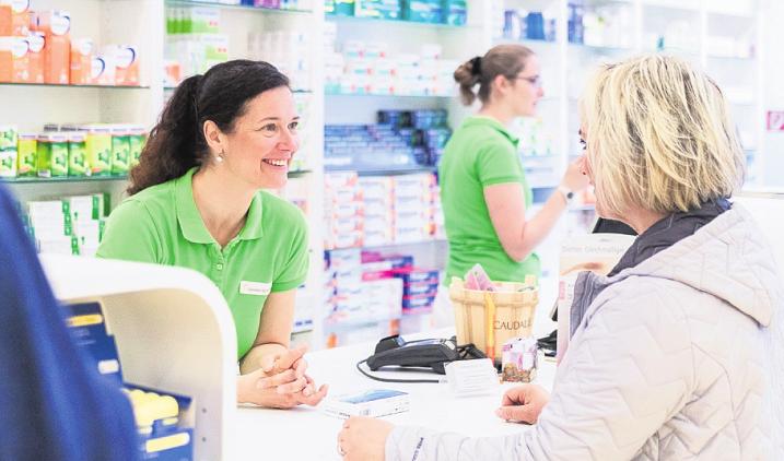 Demnächst hoffentlich so wie hier wieder ohne Mundschutz: Apothekerin Dr. Christina Bischof-Deichnik berät eine Kundin in der Sonnen-Apotheke Geesthacht. Foto: privat Demnächst hoffentlich so wie hier wieder ohne Mundschutz: Apothekerin Dr. Christina Bischof-Deichnik berät eine Kundin in der Sonnen-Apotheke Geesthacht. Foto: privat