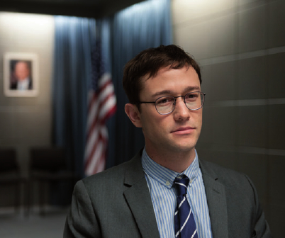 Edward Snowden (Joseph Gordon-Levitt) im Gespräch mit der NSA FOTO: 2012 UNIVERSUM FILM GMBH