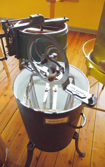 Solche Zentrifugen dienten dazu, den Honig aus den Waben zu schleudern Solche Zentrifugen dienten dazu, den Honig aus den Waben zu schleudern