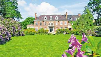 Das im Hinterland der Ostsee gelegene Schloss Warnsdorf ist eine Privatklinik mit den Leistungen eines Hotels Das im Hinterland der Ostsee gelegene Schloss Warnsdorf ist eine Privatklinik mit den Leistungen eines Hotels