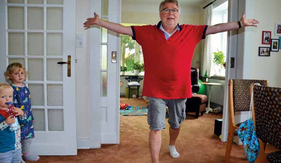 Lebensfreude pur: Peter Ragoschke turnt, seine Enkelkinder Ida und Pelle staunen Foto: E. C. Meyer Lebensfreude pur: Peter Ragoschke turnt, seine Enkelkinder Ida und Pelle staunen Foto: E. C. Meyer