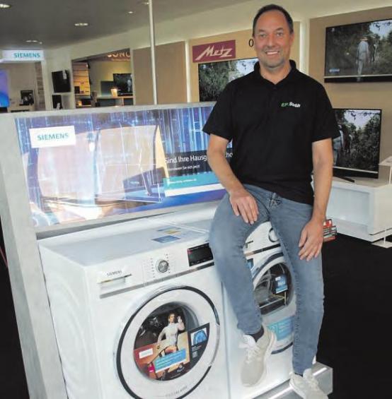 Tobias Rademacher empfiehlt bei EP:Ströh Hightech-Waschmaschinen und -Trockner als Weihnachtsgeschenk Foto: Tina Jordan Tobias Rademacher empfiehlt bei EP:Ströh Hightech-Waschmaschinen und -Trockner als Weihnachtsgeschenk Foto: Tina Jordan